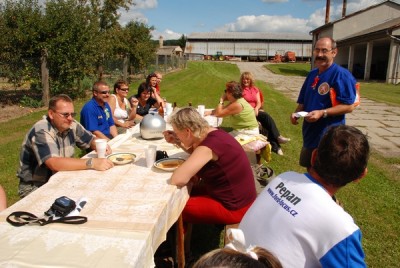 Jedina fotka se zbytkem gulase. Opravdu byl vynikajici a cerstve nakrajene cibule si mohl vzit kazdy kolik chtel.