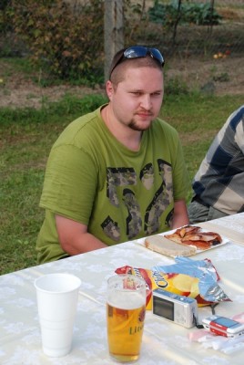 Za okamzik zautocil na porci prasete.