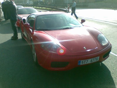 Pár Ferrari.