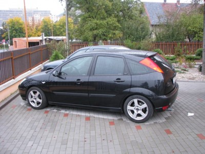 A jako vzdy nalesteny cerny elegan majitele &quot;francouze&quot; chmelka