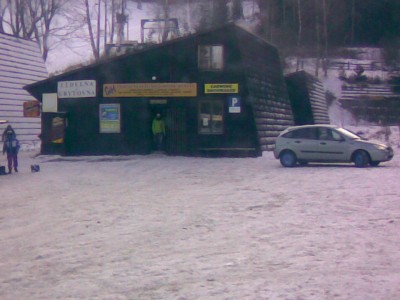 fotka z dalky jak stal u pujcovny. (v levo i moje cedule :)))