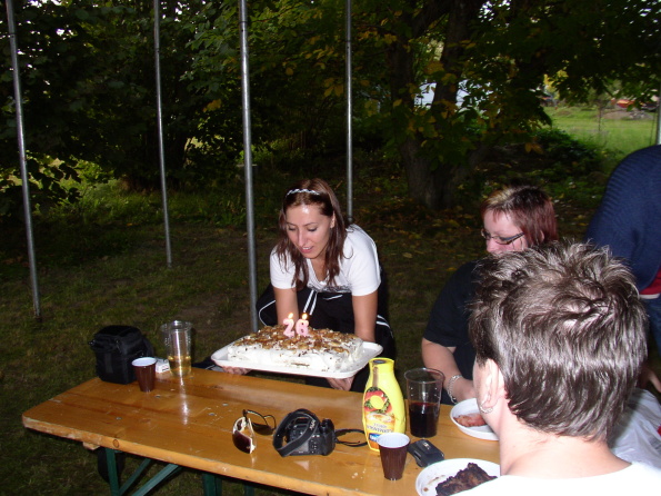 taspy přináší dort.jpg