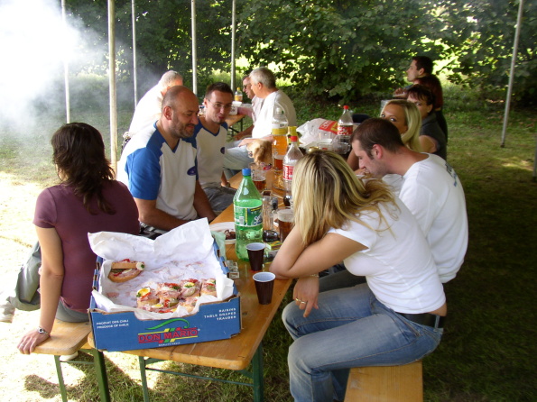 fordík tlačí do pupíku pod dohledem bjutyho.jpg