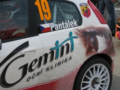 To, ze jezdec musi dobre videt doklada i reklama na jednom z aut