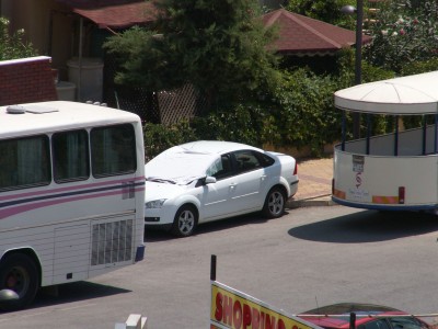 jak na potvoru před ním zrovna zastavil bus:-(