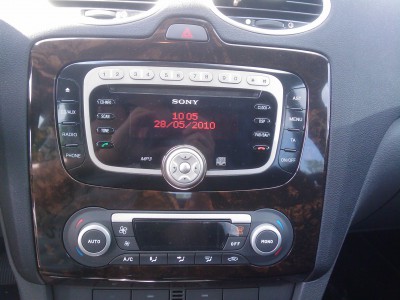panel s radiom a klimou