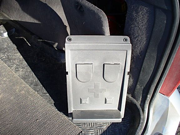 Ten plastový kryt jsem musel vyšroubovat ven.