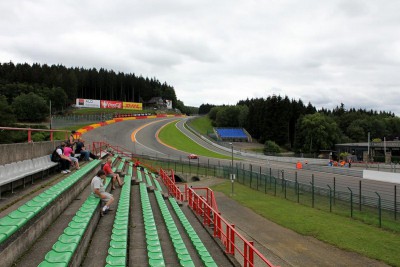 Výhled na zatáčku Eau Rouge na okruhu ve Spa-Francorchamps.